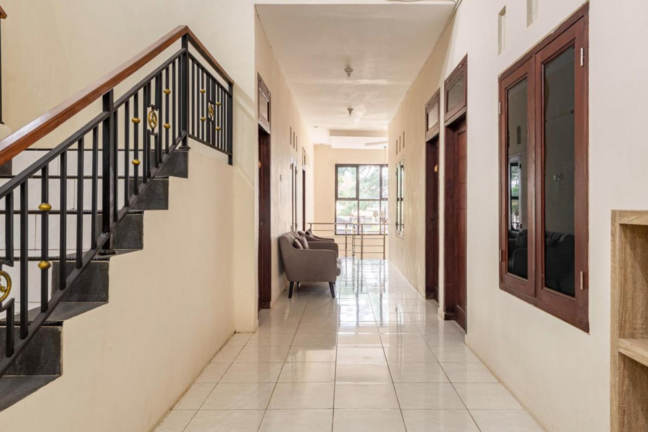 Hotel Reddoorz Near Dino Park à Malang Extérieur photo