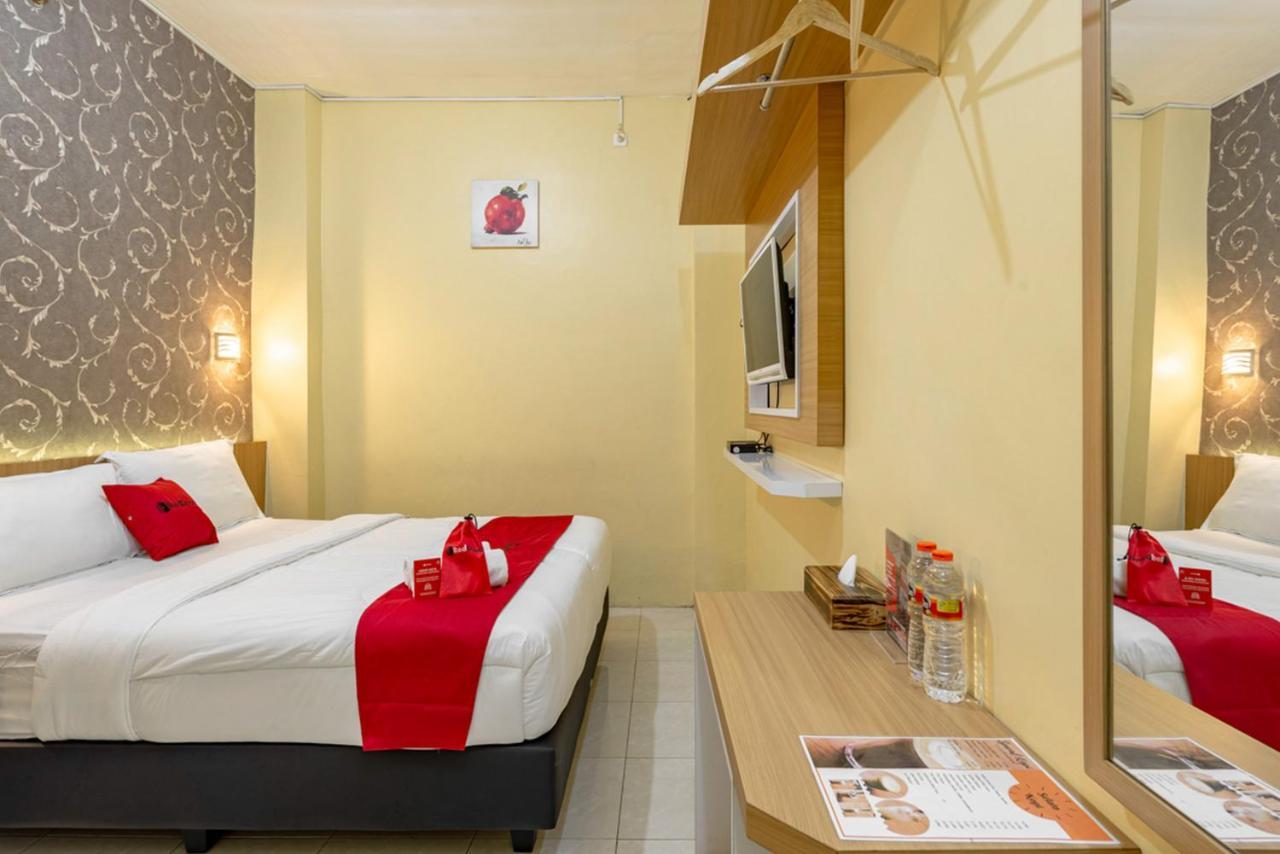 Hotel Reddoorz Near Dino Park à Malang Extérieur photo