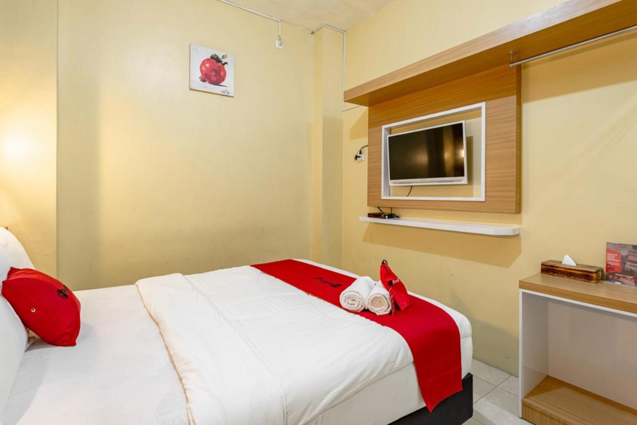Hotel Reddoorz Near Dino Park à Malang Extérieur photo