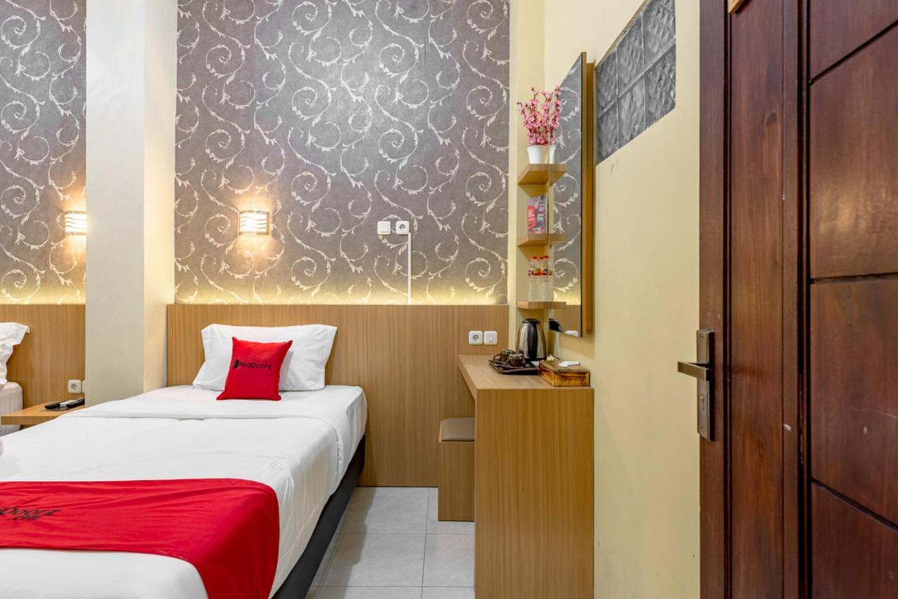 Hotel Reddoorz Near Dino Park à Malang Extérieur photo