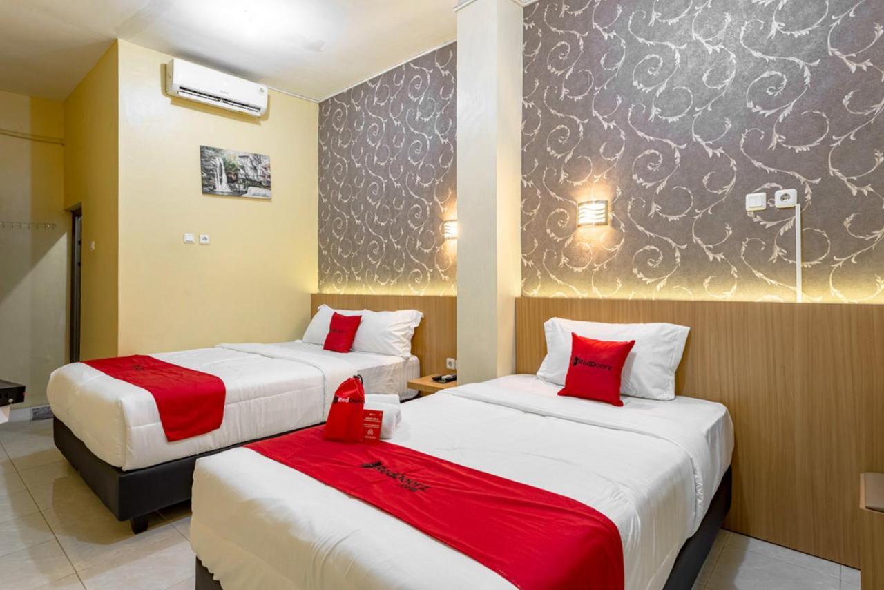Hotel Reddoorz Near Dino Park à Malang Extérieur photo