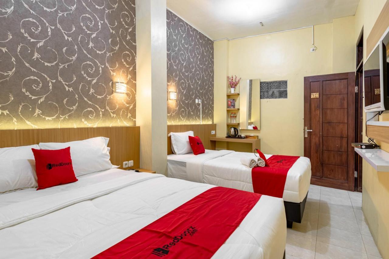 Hotel Reddoorz Near Dino Park à Malang Extérieur photo