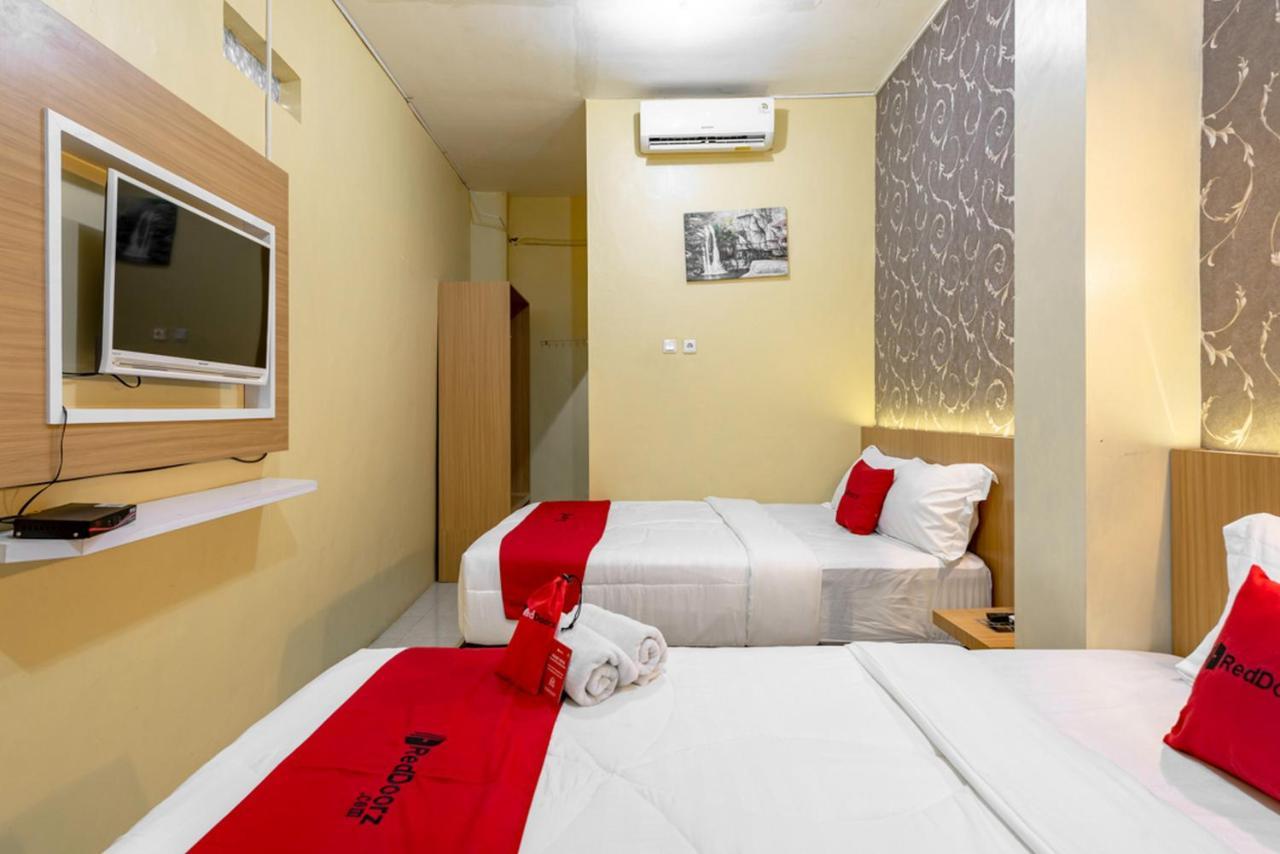 Hotel Reddoorz Near Dino Park à Malang Extérieur photo